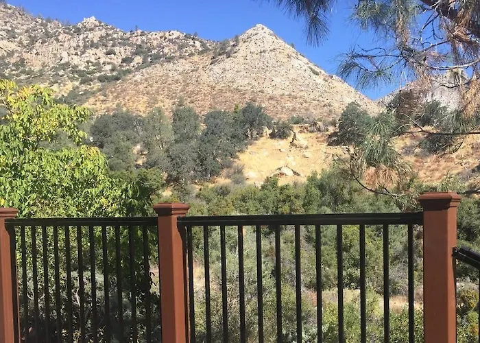 Tillie Creek Retreat: A Creekside Oasis