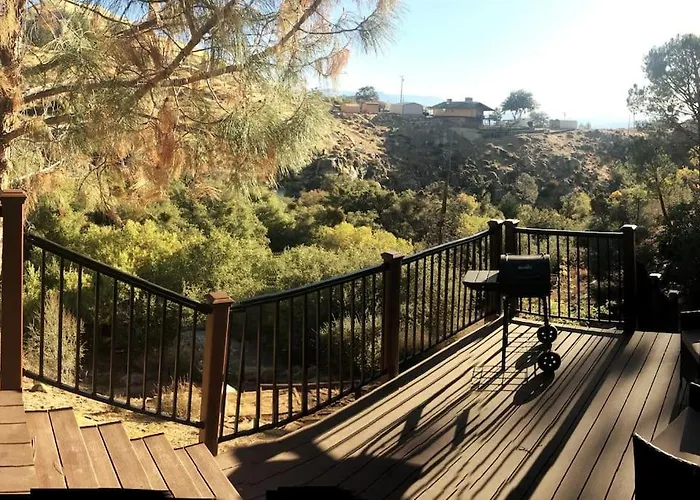 Tillie Creek Retreat: A Creekside Oasis