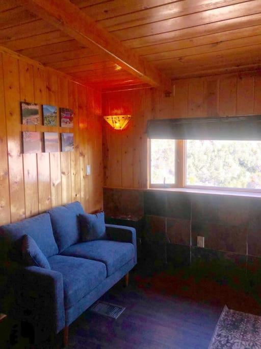 Tillie Creek Retreat: A Creekside Oasis Wofford Heights