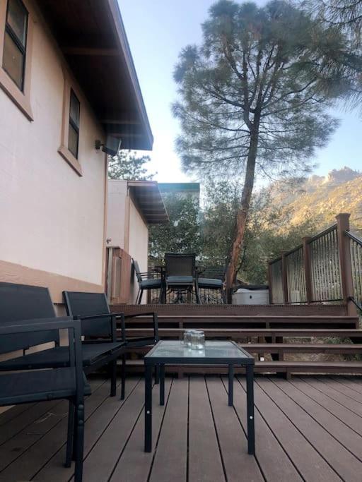 Tillie Creek Retreat: A Creekside Oasis Holiday home
