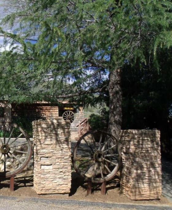 Tillie Creek Retreat: A Creekside Oasis Holiday home