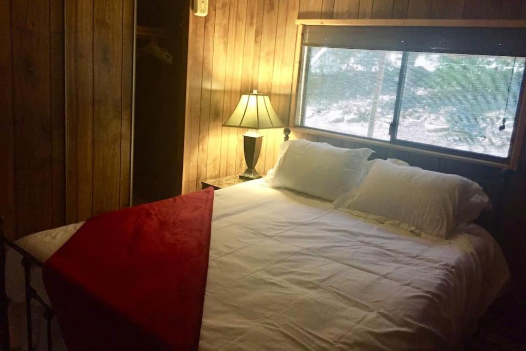 Tillie Creek Retreat: A Creekside Oasis Holiday home Wofford Heights